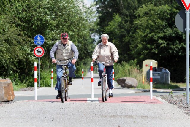Zwei Radfahrer auf einem Fahrradweg