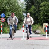 Zwei Radfahrer auf einem Fahrradweg