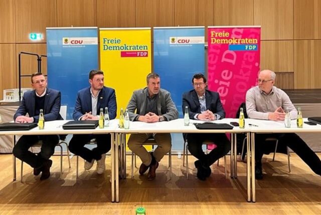 Bernd Kasischke (Mitte) tritt als parteiloser Kandidat mit Unterstützung von CDU und FDP bei den Kommunalwahlen im September zur Bürgermeisterwahl an.