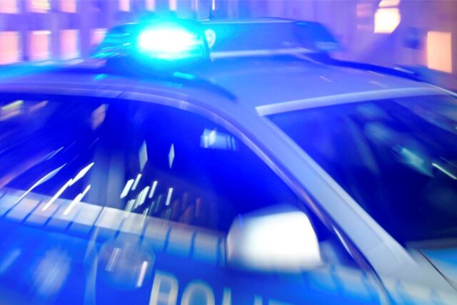 Ein Streifenwagen der Polizei mit eingeschaltetem Blaulicht.