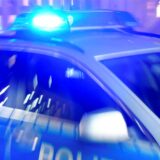 Ein Streifenwagen der Polizei mit eingeschaltetem Blaulicht.