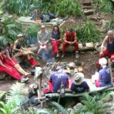 Im Dschungelcamp 2025 haben sich alle Teilnehmer ums Lagerfeuer versammelt: Yeliz Koc, Alessia Herren, Edith Stehfest, Nina Bott, Lilly Becker, Timur Ülker, Jürgen Hingsen, Pierre Sanoussi-Bliss, Anna-Carina Woitschack, Sam Dylan, Jörg Dahlmann und Maurice Dziwak.