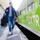 Jemand geht an einem Flixtrain entlang.