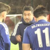 HSC-Trainer Kurtulus Öztürk gibt seinem Team in der Halbzeit in Menden neue Instruktionen.