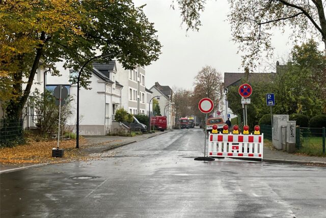 Straßenschilder warnen vor einer Baustelle