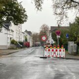 Straßenschilder warnen vor einer Baustelle