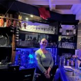 Nataliia Güntzel hinter der Theke der „Schwarzen Natascha“ in Werne.