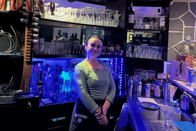 Nataliia Güntzel hinter der Theke der „Schwarzen Natascha“ in Werne.