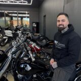 Siya Shokohi ist der neue Betreiber von WBT Customs in Holzwickede. Er hat sich auf die Modifizierung von Harley-Davidson-Maschinen spezialisiert. Er sitzt in einem schwarzen Pullover mit der Aufschrigt „WBT Customs“ auf einer schwarzen Harlyey Davidson.
