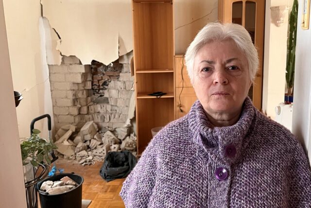 Irina Perlova steht an der Wohnzimmertür in ihrem Haus in Unna. Am 28.1. ist ein Auto gegen das Gebäude gefahren.