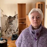 Irina Perlova steht an der Wohnzimmertür in ihrem Haus in Unna. Am 28.1. ist ein Auto gegen das Gebäude gefahren.