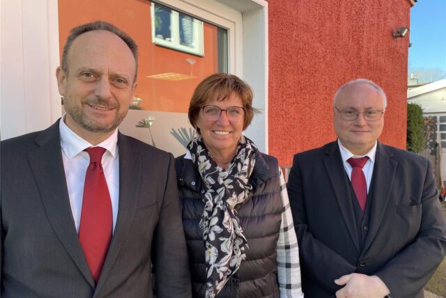 Cornelia Cuylen, ehemalige Inhaberin von „Bestattungen Reuper“ in Dortmund-Oespel steht mit Bestattermeister Sascha Bovensmann aus Schwerte und dessen Mitarbeiter Mark Armellini vor dem Bestattungshaus.