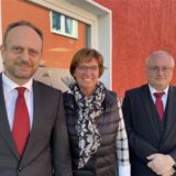 Cornelia Cuylen, ehemalige Inhaberin von „Bestattungen Reuper“ in Dortmund-Oespel steht mit Bestattermeister Sascha Bovensmann aus Schwerte und dessen Mitarbeiter Mark Armellini vor dem Bestattungshaus.