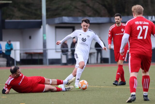 Maurice Adamsky vom SV Preußen Lünen und Admir Berisha vom VfB Lünen im Zweikampf.