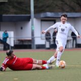 Maurice Adamsky vom SV Preußen Lünen und Admir Berisha vom VfB Lünen im Zweikampf.