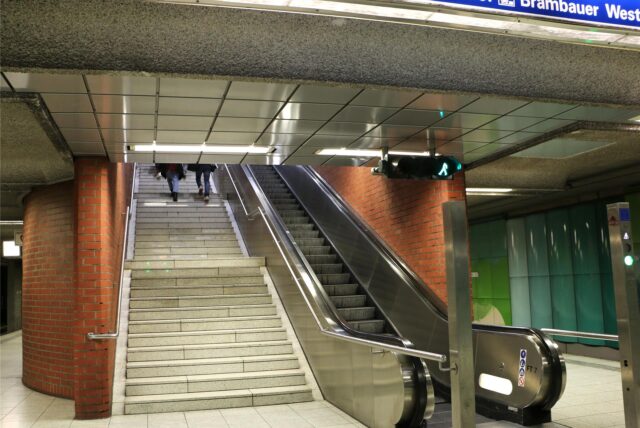 Der Treppenbereich der Haltestelle Stadtgarten in Dortmund