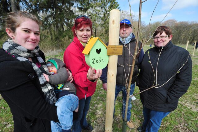 Familien pflanzen Bäume, zum Beispiel zur Geburt eines Kindes: Die Idee ist nicht neu, wie dieses Bild aus dem „Babywald“ in Unna zeigt. Jetzt initiiert die Stadt Unna einen Bürgerwald.