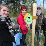 Familien pflanzen Bäume, zum Beispiel zur Geburt eines Kindes: Die Idee ist nicht neu, wie dieses Bild aus dem „Babywald“ in Unna zeigt. Jetzt initiiert die Stadt Unna einen Bürgerwald.