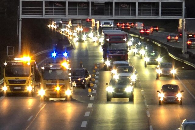 Die Unfallstelle liegt im Bereich der Abbiegespuren von der A44 zur A1 auf der Richtungsfahrbahn Dortmund vor dem Kreuz Dortmund/Unna.