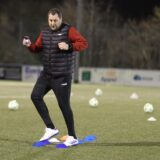 Markus Brzenska macht eine Übung.