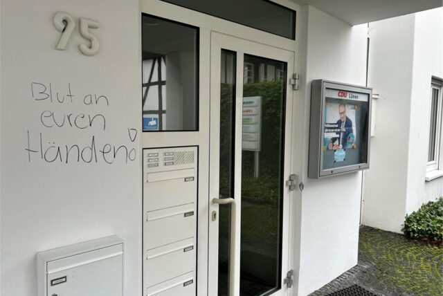 Ein Graffito am CDU-Büro in Lünne, auf dem „Blut an euren Händen“ steht.