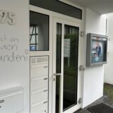 Ein Graffito am CDU-Büro in Lünne, auf dem „Blut an euren Händen“ steht.