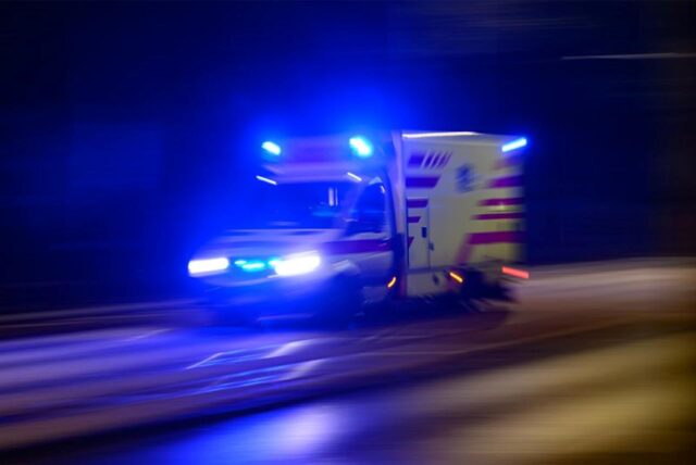 Ein Rettungswagen fährt am Abend mit Blaulicht zum Einsatz.