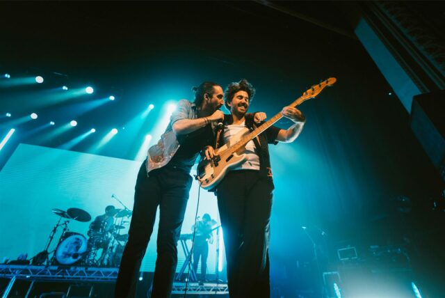 The Coronas bei einem Konzert auf der Bühne.