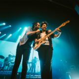 The Coronas bei einem Konzert auf der Bühne.
