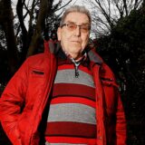 Anwohner Bernd Ziegler (72) steht auf dunkler Adenauerstraße in Kamen und schaut ernst in die Kamera.