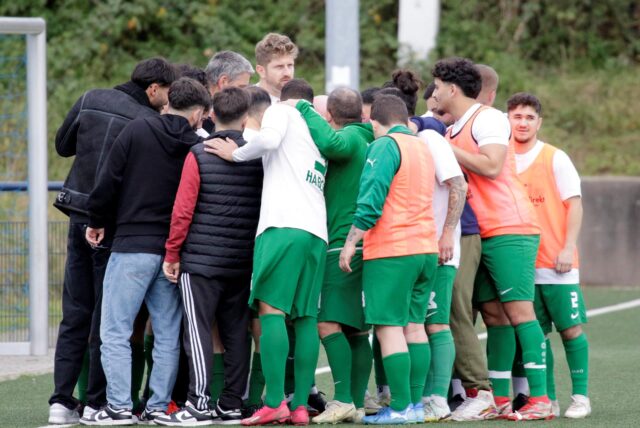 Die Mannschaft des SV Stockum bildet einen Motivationskreis.