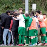 Die Mannschaft des SV Stockum bildet einen Motivationskreis.