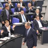 Friedrich Merz, CDU-Bundesvorsitzender und CDU/CSU-Fraktionsvorsitzender im Bundestag, läuft an der AfD-Fraktion (r) vorbei, die nach der Bekanntgabe der Ergebnisse der Abstimmung für eine Verschärfung der Migrationspolitik reagiert