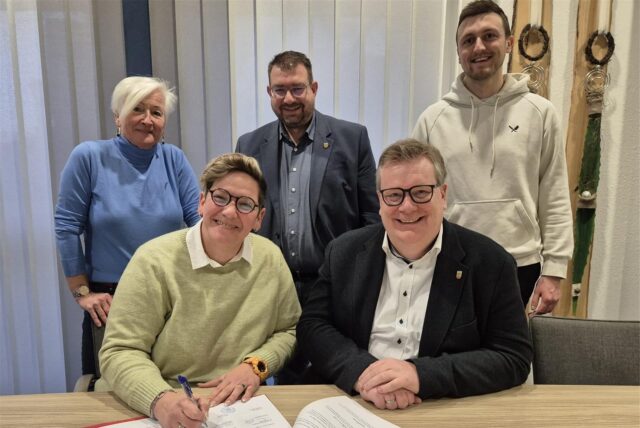 Mitglieder des TuS Ascheberg und der Gemeindeverwaltung beim Unterschreiben der Verträge