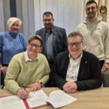 Mitglieder des TuS Ascheberg und der Gemeindeverwaltung beim Unterschreiben der Verträge