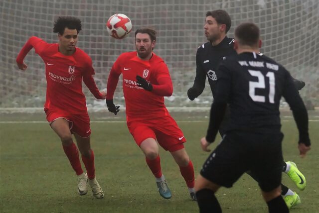Mehrere Spieler verfolgen den Ball.