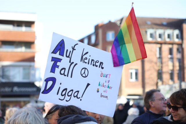 Ein Schild, auf dem „Auf keinen Fall Digga!“ steht. Die Buchstaben A, F und D wurden blau hervorgehoben.