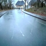 Schriftzug „Kill“ in weißer Farbe auf Asphalt.