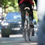 Jemand fährt Fahrrad.