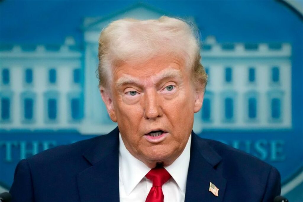 US-Präsident Donald Trump äußert sich im James Brady Press Briefing Room im Weißen Haus zu dem Flugzeugunglück über Washington. US-Präsident Donald Trump äußert sich im James Brady Press Briefing Room im Weißen Haus zu dem Flugzeugunglück über Washington.