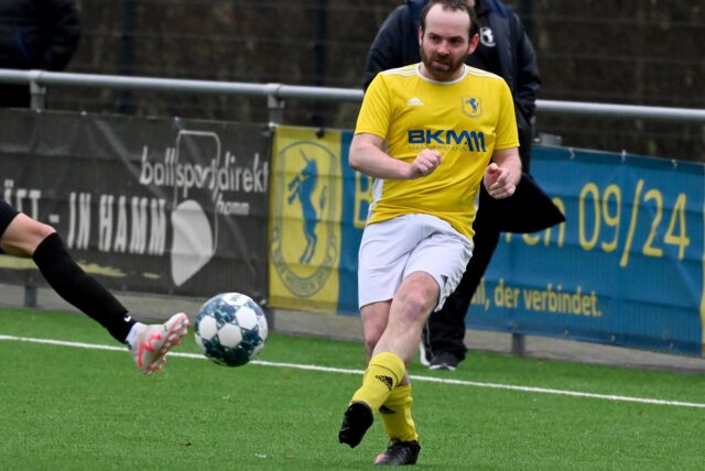 Mark Barnefeld schlägt eine Flanke.