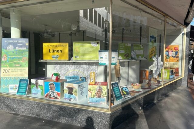 Ein Schaufenster mit Plakaten zum Thema Fairtrade