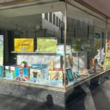 Ein Schaufenster mit Plakaten zum Thema Fairtrade