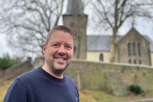 Dirk Weise steht vor der Kirche in Dellwig