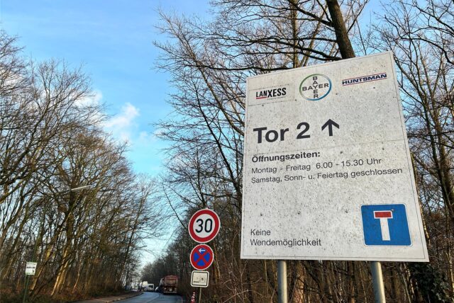 Ein Schild weist den Weg zum Werktor 2 des Geländes, auf dem sich Lanxess, Bayer und Huntsman befinden.