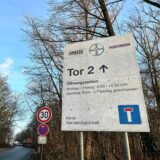 Ein Schild weist den Weg zum Werktor 2 des Geländes, auf dem sich Lanxess, Bayer und Huntsman befinden.