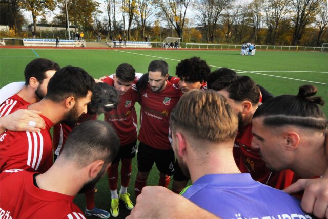 Spieler des SC Fröndenberg-Hohenheide bilden einen Kreis vor der Partie gegen den SV Afferde.