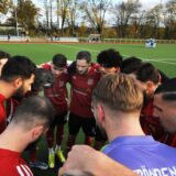Spieler des SC Fröndenberg-Hohenheide bilden einen Kreis vor der Partie gegen den SV Afferde.