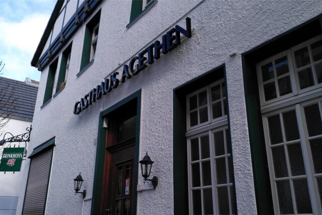 Schriftzug „Gasthaus Agethen“ prangt an der weißen Fassade eines Hauses in der Unnaer Innenstadt
