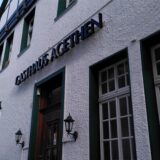 Schriftzug „Gasthaus Agethen“ prangt an der weißen Fassade eines Hauses in der Unnaer Innenstadt